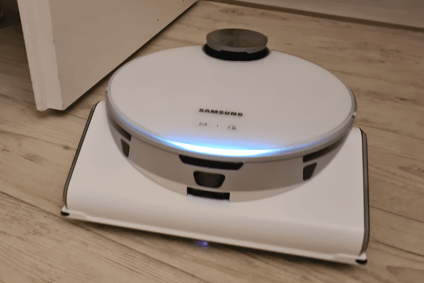 Die LED-Leiste auf der Oberseite des Samsung Jet Bot AI+ Saugroboters leuchtet weiß.